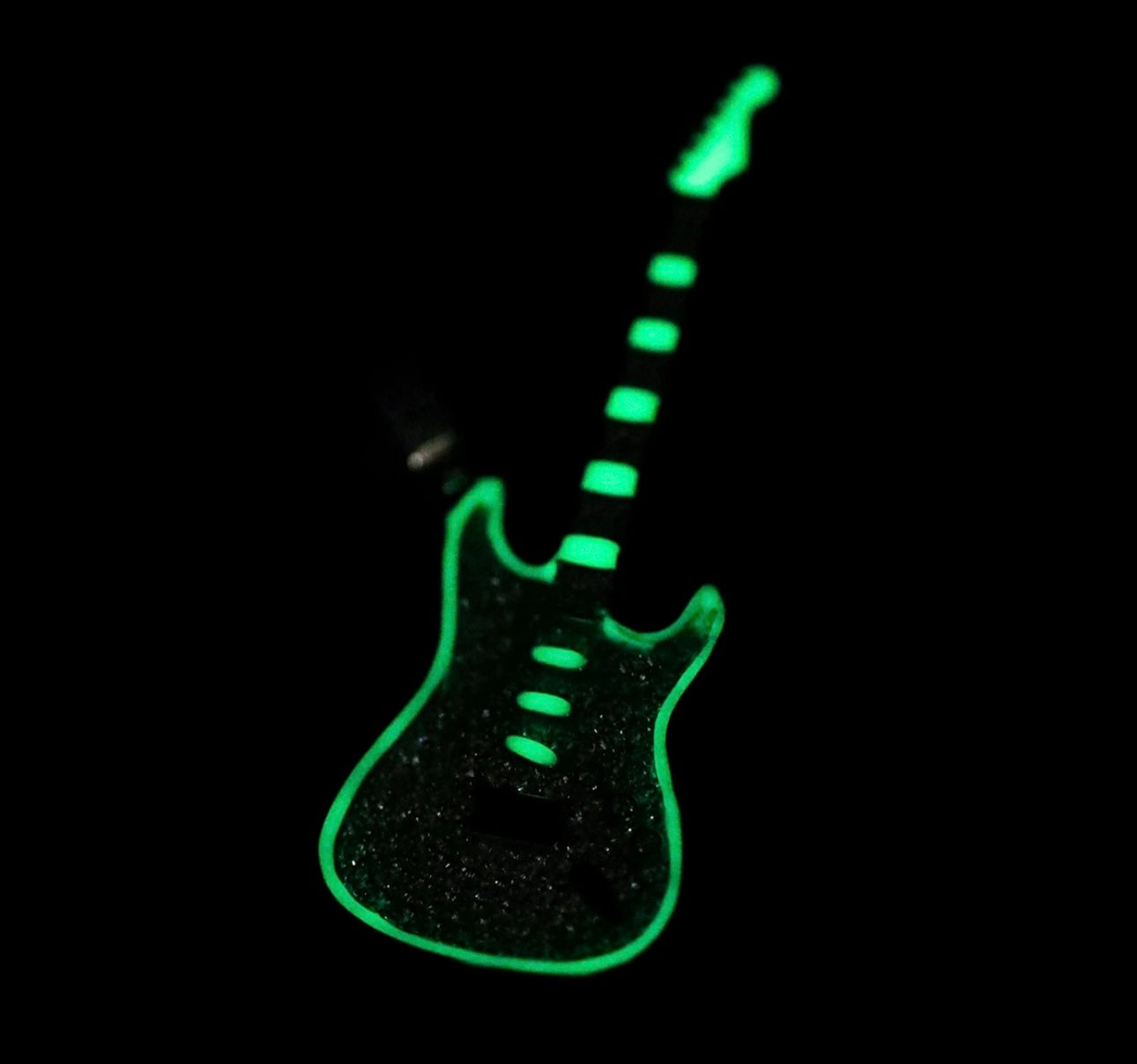 GUITARRA ROCK DIJE MOISSANITA GLOW IN DARK